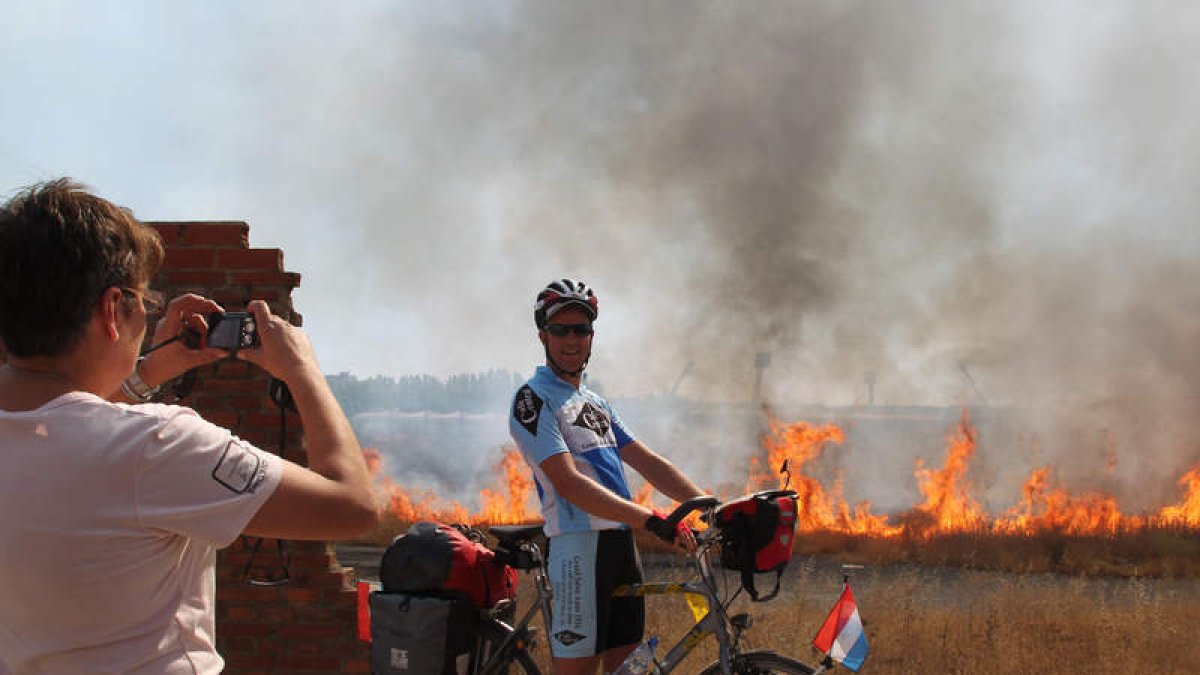 Un turista holandés inmortaliza su paso por León con el incendio de fondo.