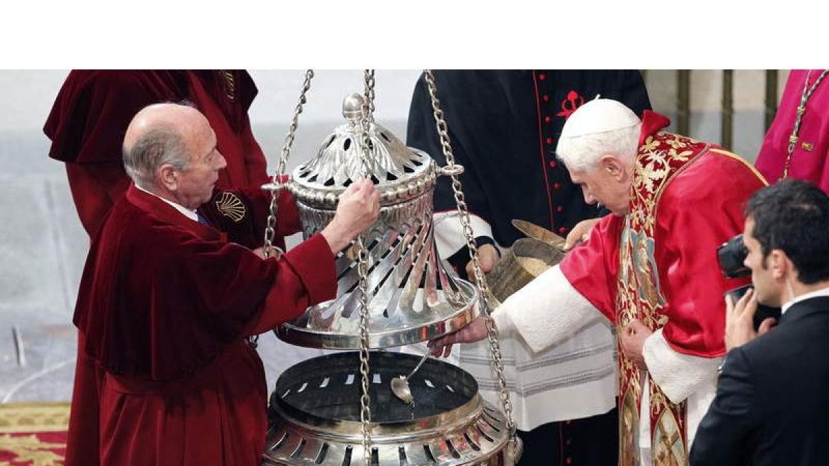 El papa Benedicto XVI introduce incienso en el botafumeiro de la catedral de Santiago de Compostela, en el Año Jacobeo 2010. Su característico uso en varias religiones estaría amenazado por la falta de agua y el crecimiento de la población humana