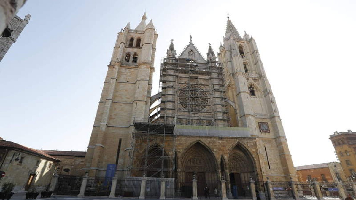 Los andamios en el rosetón de la Catedral