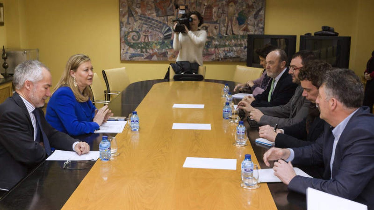 Un momento de la reunión de ayer entre la consejera de Economía y representantes de Acom.