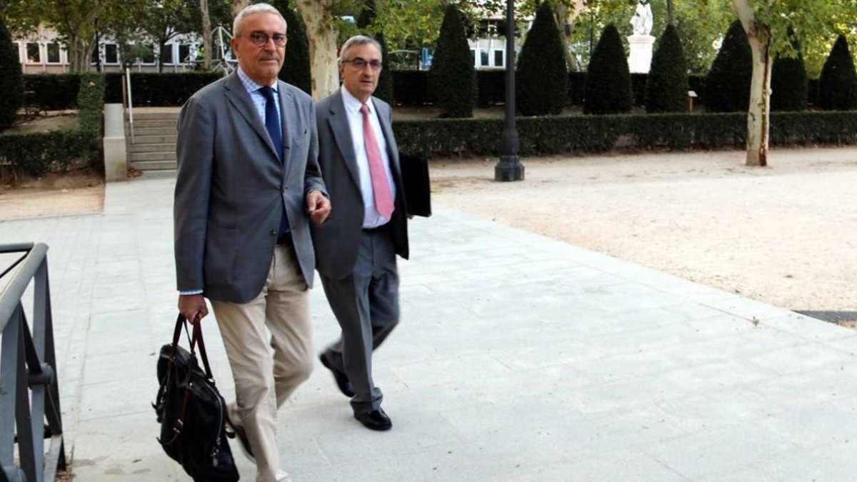 El letrado Xavier Melero llega a la Audiencia Nacional con el presidente de CDC, Vicenç Mauri.