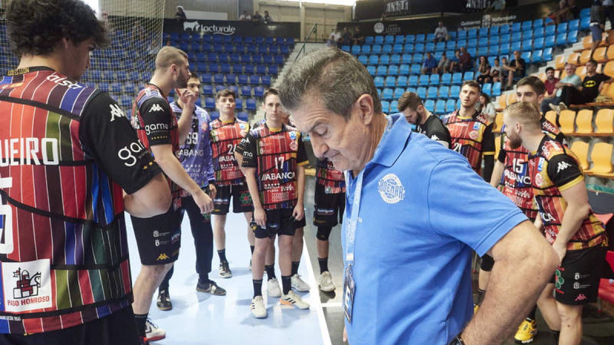 Manolo Cadenas espera una mejor versión del Ademar en los próximos partidos. NACHO IZQUIERDO