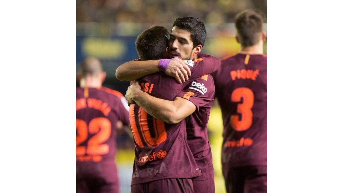 Los dos proragonistas de la noche: Messi y Suárez abrazados tras el gol del argentino. CASTELLÓ