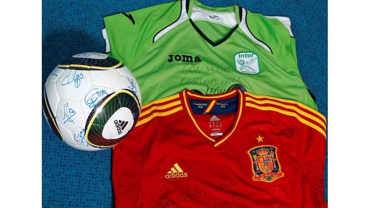El balón y las camisetas que se sortearán hoy.