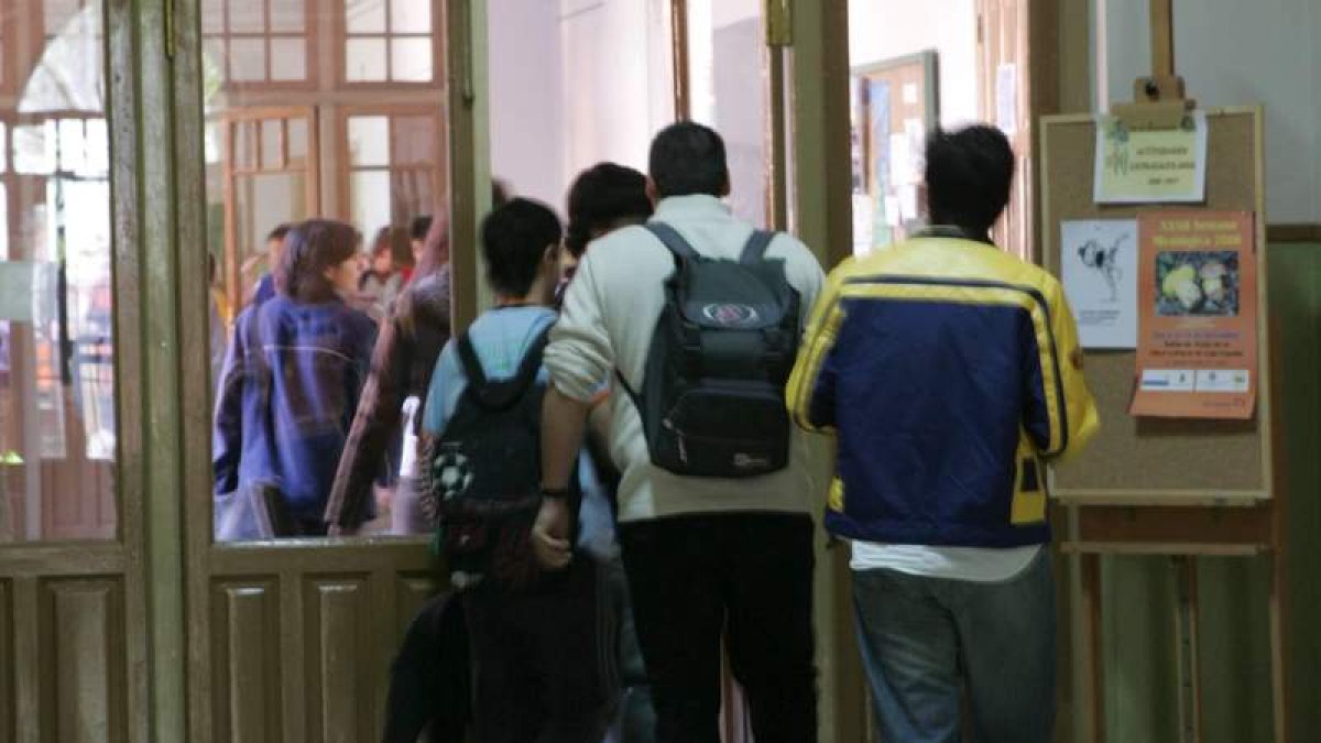 Grupo de alumnos en un centro educativo.