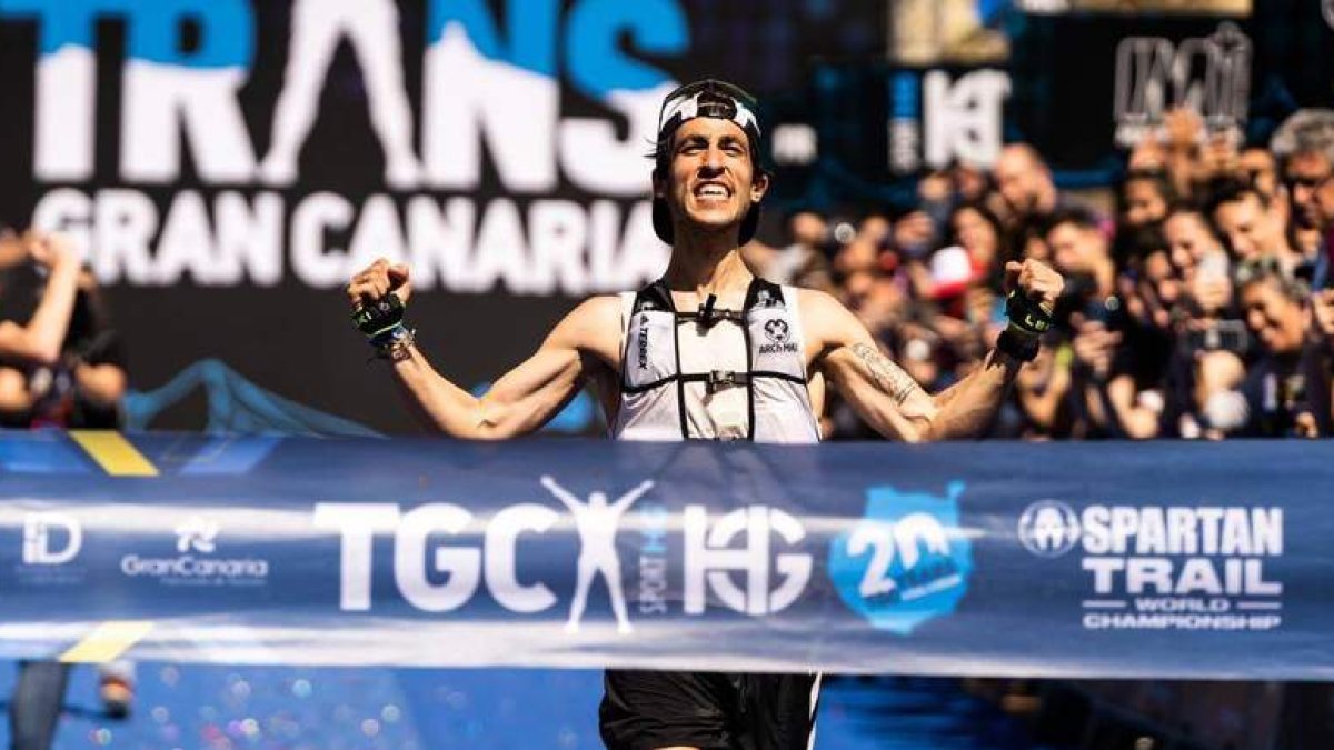 Pablo Villa celebra su triunfo en la Transgrancanaria, el segundo tras el logrado en 2020. TRANSGC