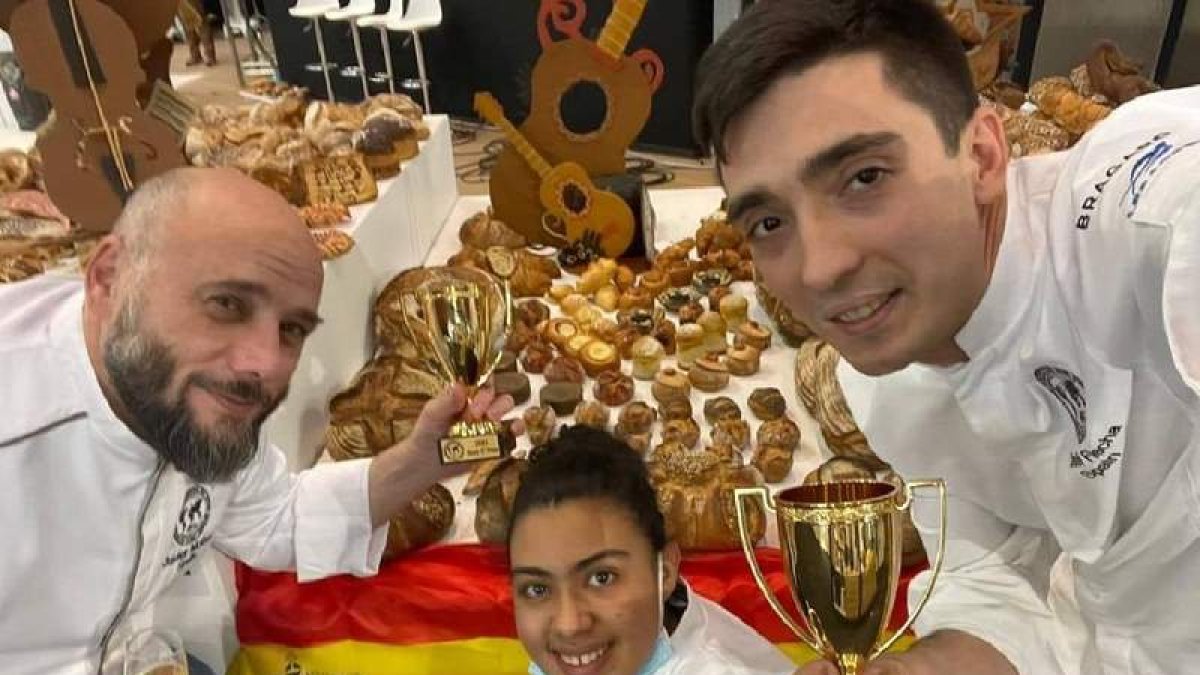 Javier Molina, Yamila Sidati y Daniel Flecha, con sus premios. DL