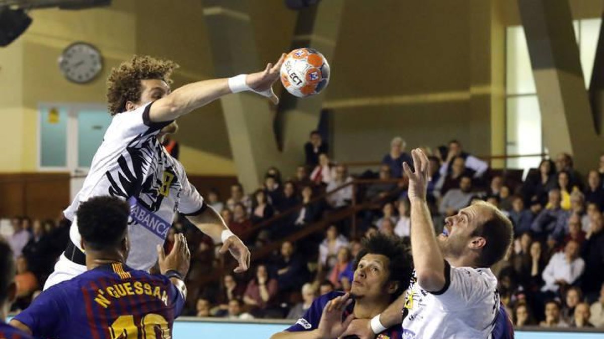 Acacio, en una acción de ataque en uno de los últimos partidos del Ademar