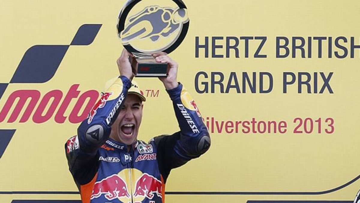 Salom, con el trofeo que lo acredita como vencedor del GP de Gran Bretaña de Moto3.