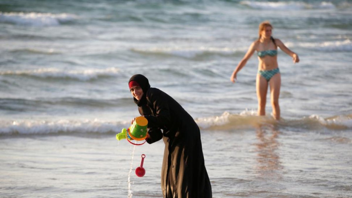 Una musulmana se baña con el hiyab en la playa en Tel Aviv.