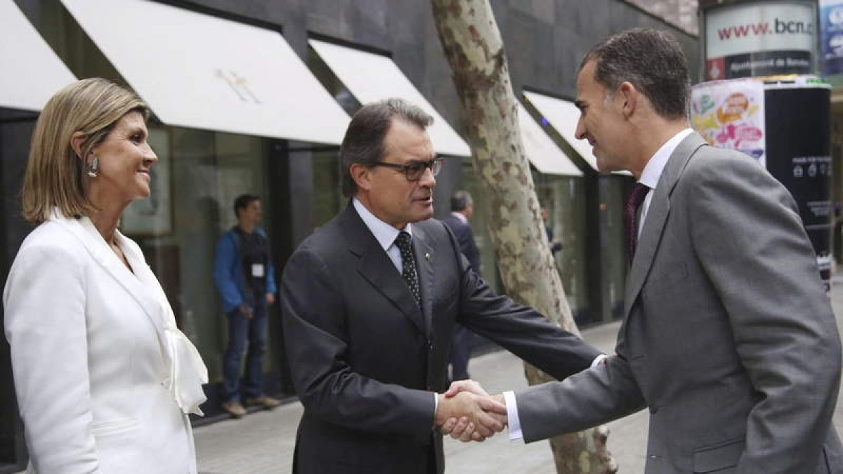 Artur Mas saluda al rey Felipe VI, ante la delegada del Gobierno en Cataluña, Llanos de Luna.