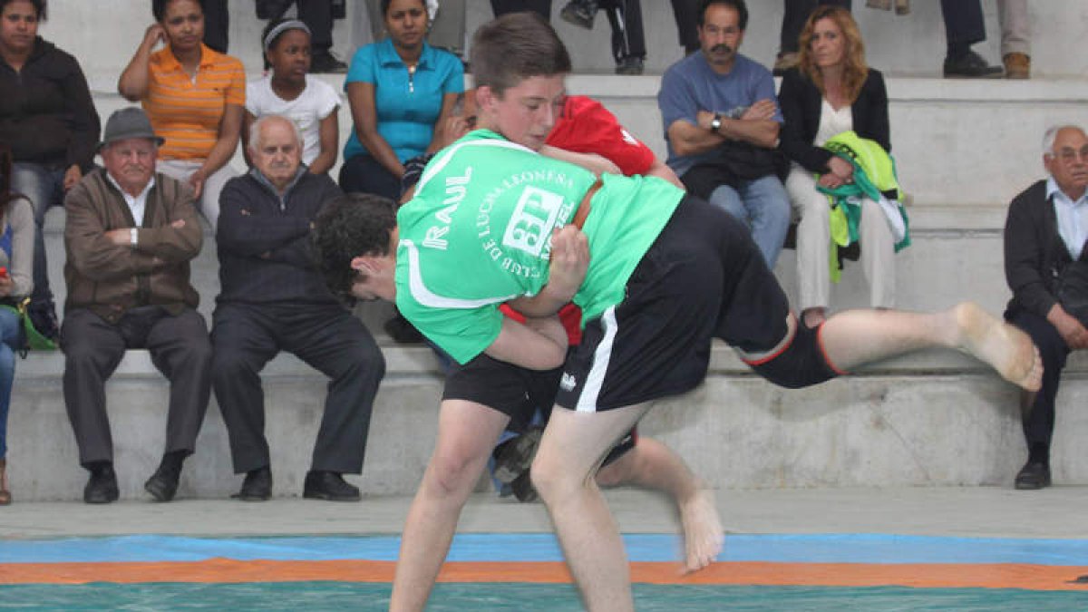 Raúl García y Javi Sancho en un combate decisivo de la base.