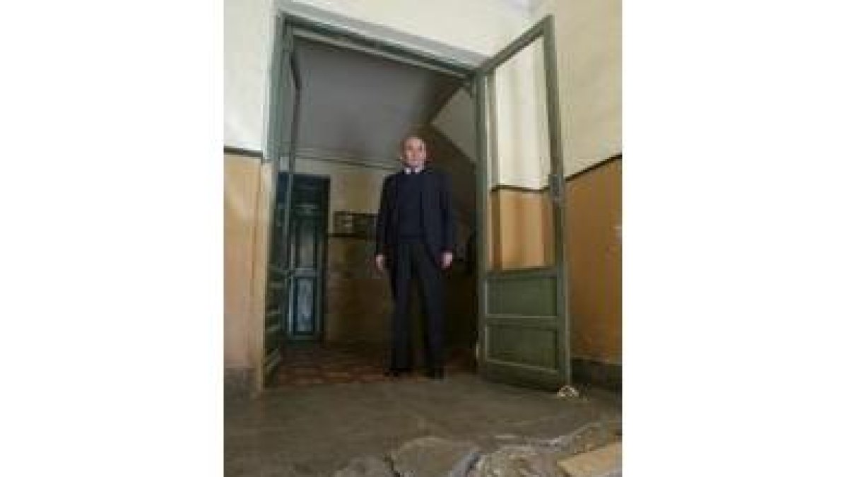 Alejandro Clavero muestra el estado del portal, con el escalón roto