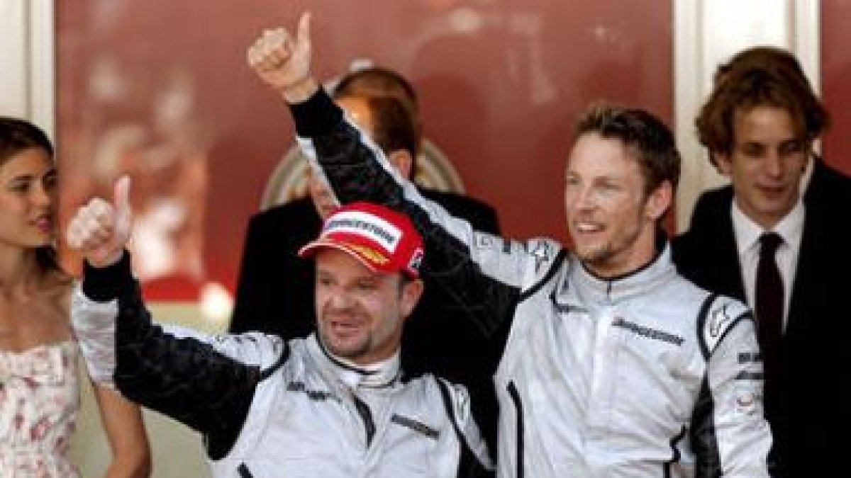 Una imagen ya habitual, el británico Button de la escudería Brawn lidera la carrera seguido por su c