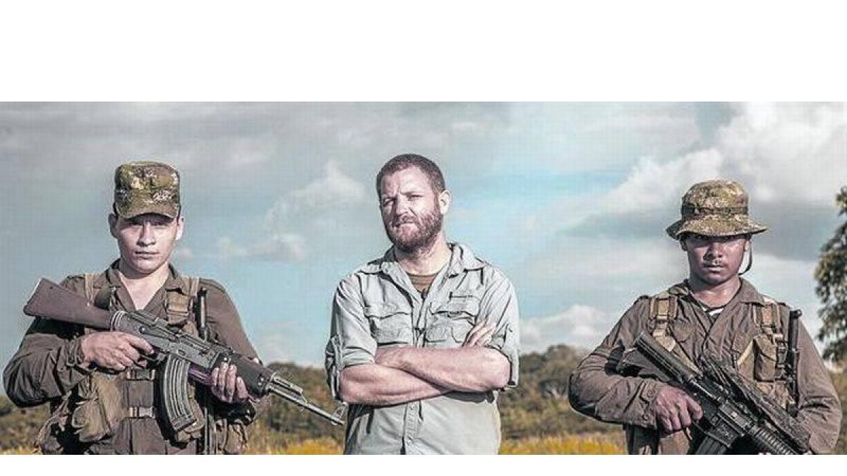 Imagen del periodista David Beriain, presentador de 'Amazonas clandestino', acompañado de dos guerilleros de las FARC colombianas.