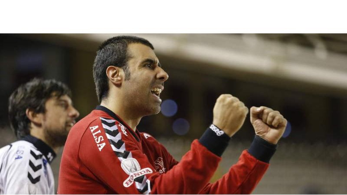 El meta ademarista, Rogelio Llamazares, anima a sus compañeros durante un partido esta temporada