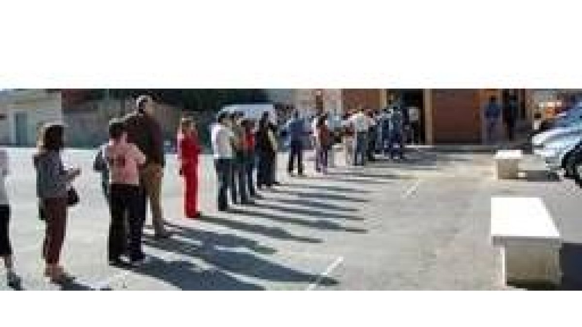 Aspecto que presentó durante toda la mañana el acceso al centro joven para realizar la inscripción