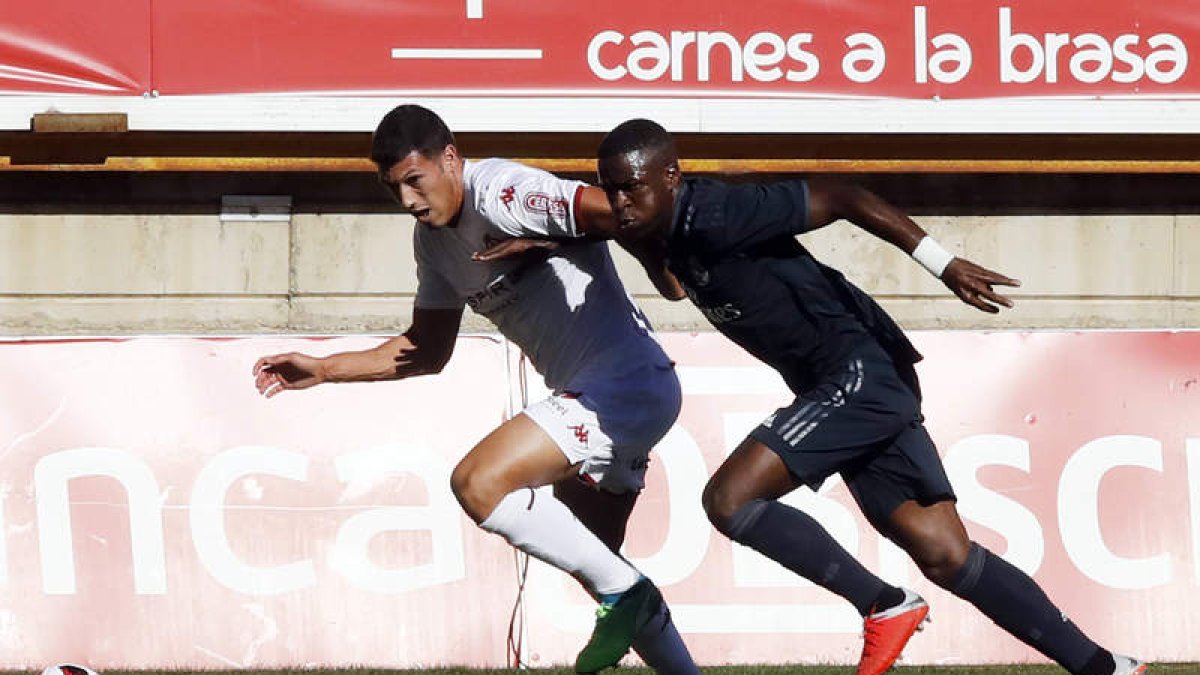 La velocidad y las genialidades de Vinícius desequilibraron el partido a favor del filial madridista, sin que Albizua fuera el antídoto del brasileño. MARCIANO PÉREZ