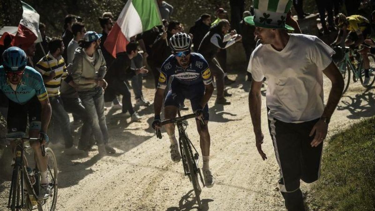 Julian Alaphilippe, en un tramo de sterrato de la Strade Bianche.
