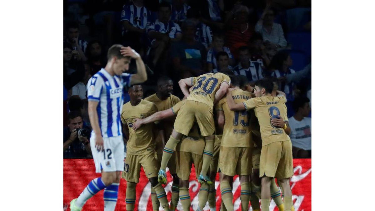 Los jugadores del Barcelona celebran uno de los cuatro goles ante la Real Sociedad. JAVIER ETXEZARRETA