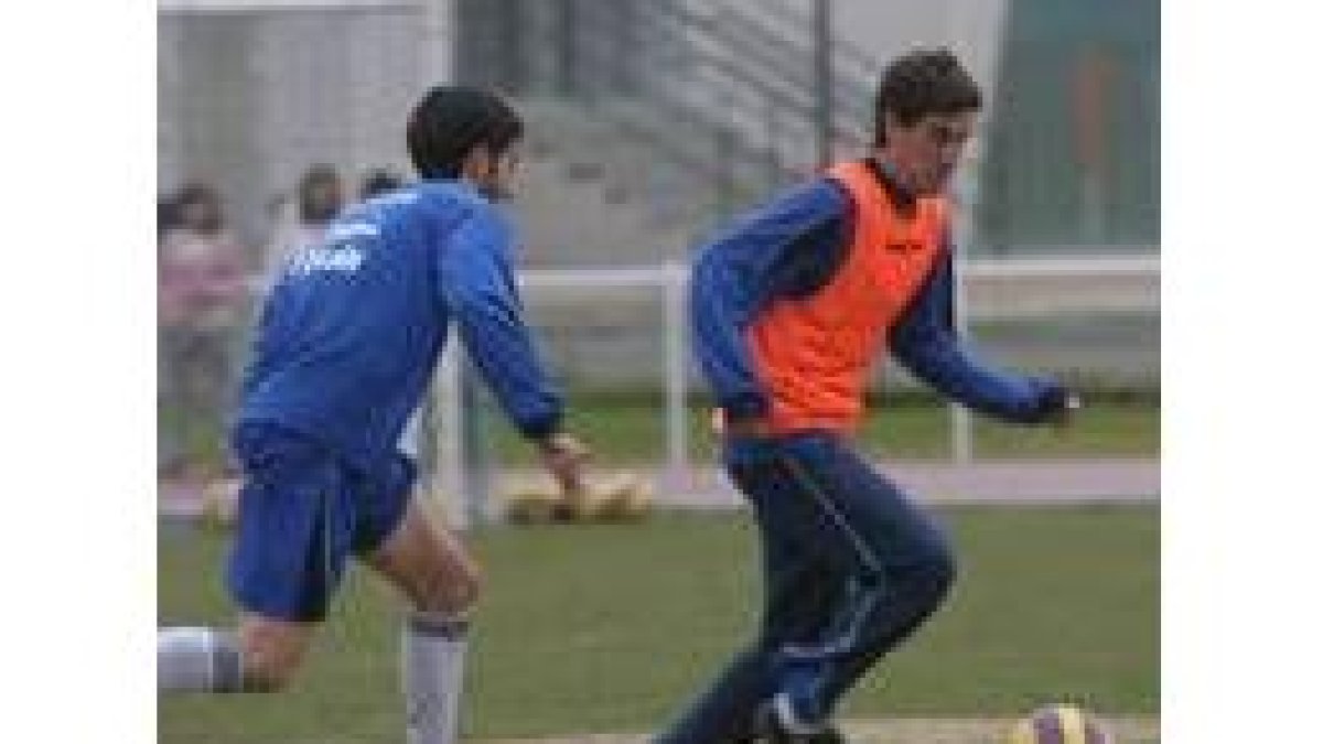 El argentino es perseguido por Rubén Vega en el entrenamiento de ayer