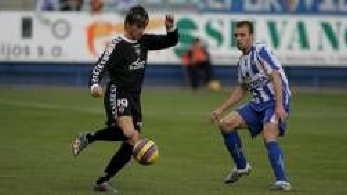 Chupri trata de frenar a Natalio, en el partido contra el CD Castellón
