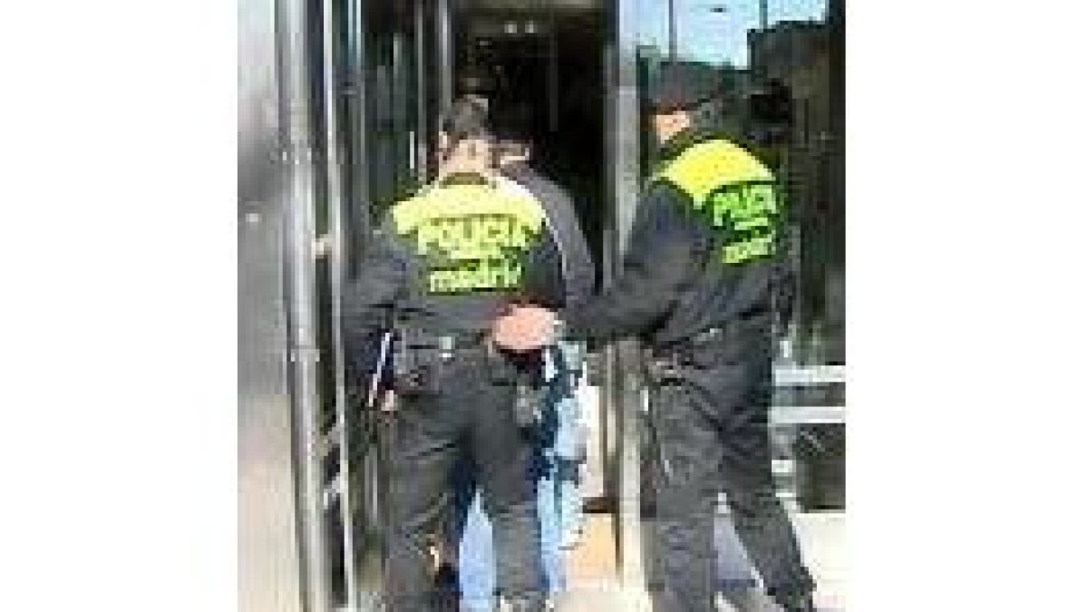 Agentes de la policía municipal de Madrid durante los registros de ayer