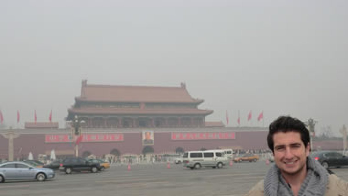 Octavio Pulgar Méndez, en la popular plaza de Tiananmen.