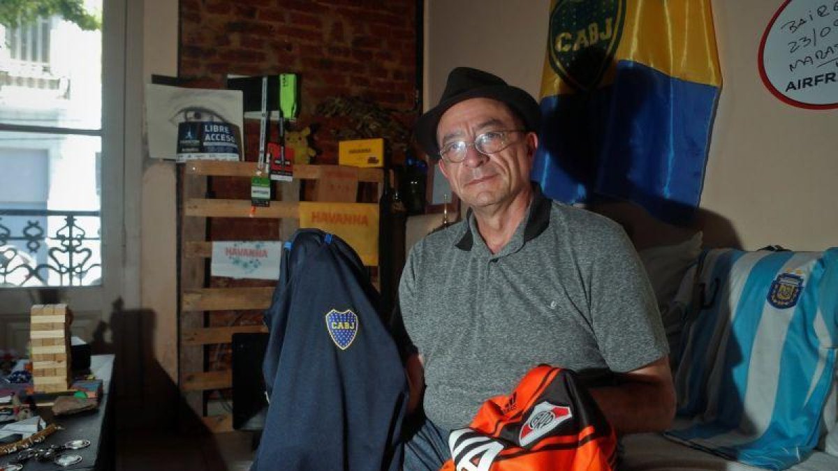 Luis Ramon Gomez Soto posa para Efe con las camisetas del Boca Juniors y del River Plate en Buenos Aires Argentina. Soy hincha de los dos clubes.