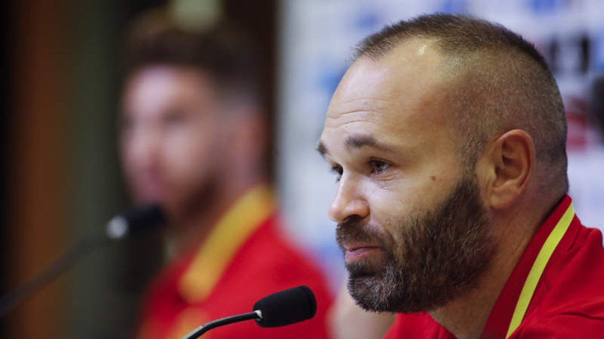 Andrés Iniesta, capitán de la selección española, durante la rueda de prensa. JUANJO MARTÍN