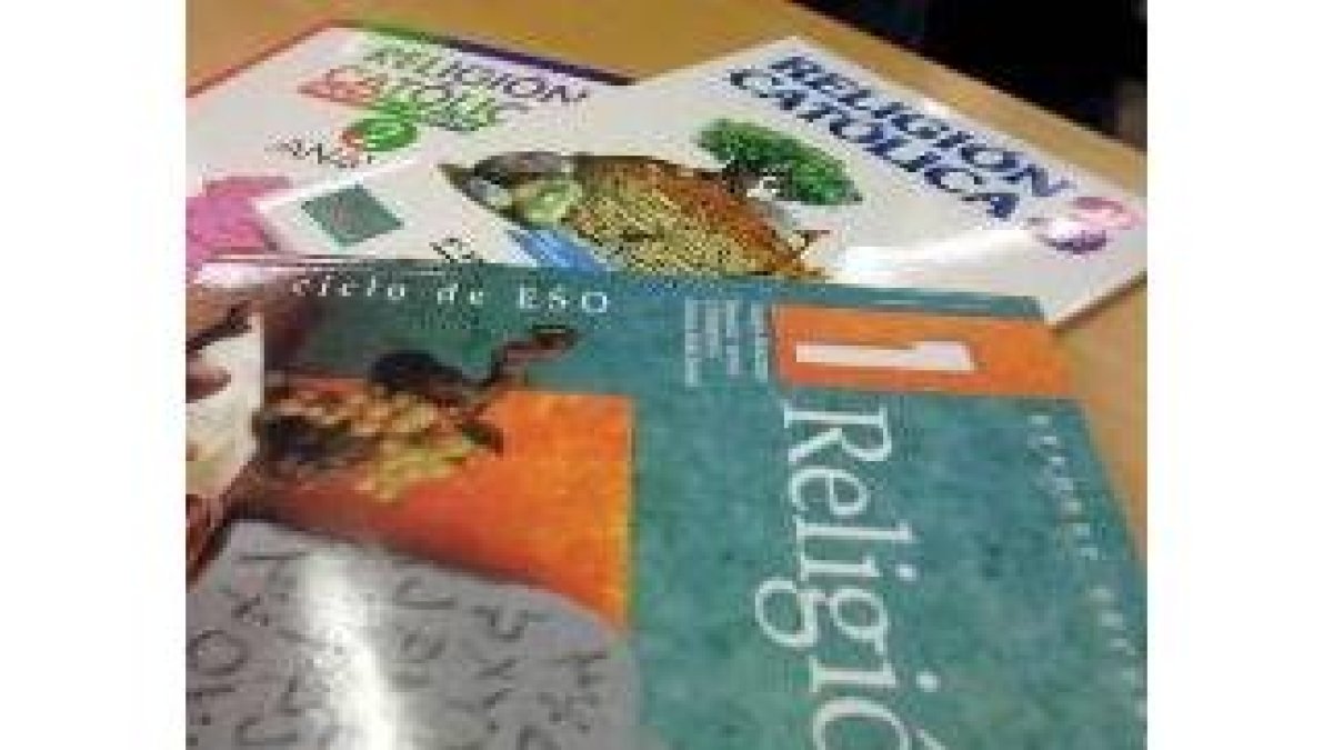 Libros de religión de diferentes ciclos de la ESO