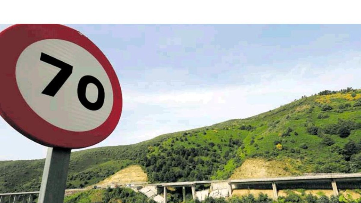 Vista de ambos derrumbes, en el viaducto de subida a Piedrafita, el pasado miércoles. ANA F. BARREDO