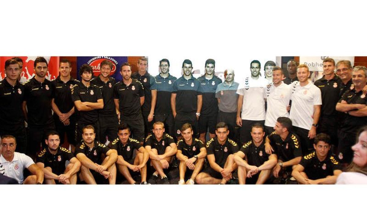Plantilla de jugadores de la Cultural en la presentación de la temporada del club leonés.
