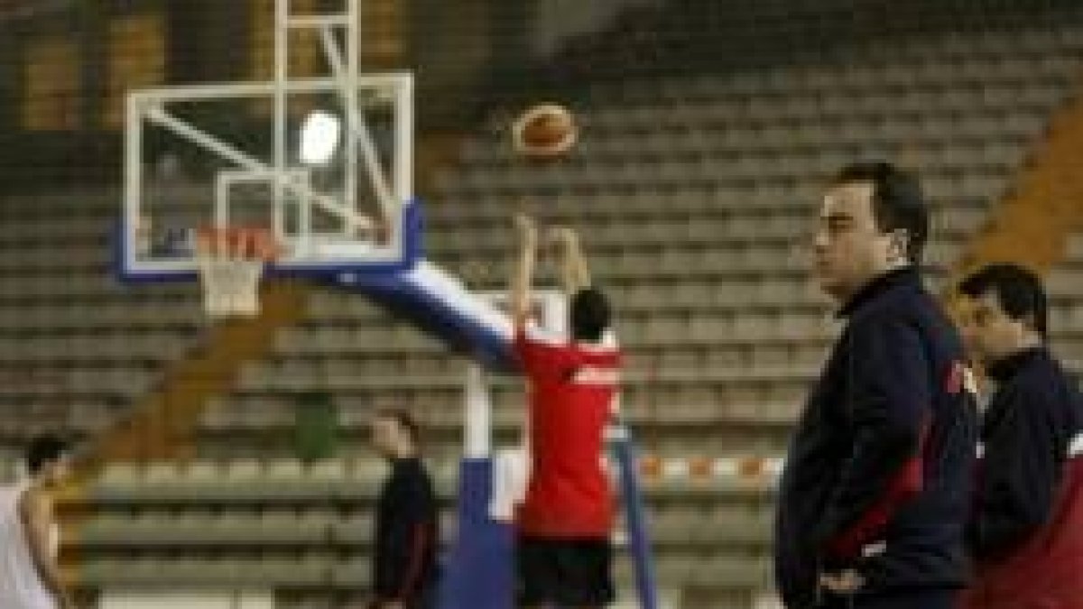 Aranzana observa el trabajo de sus jugadores durante el entrenamiento de ayer