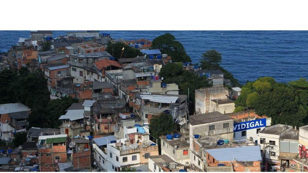 Imagen panorámica de la favela Vidigal, una de las muchas que existen en la ciudad de Río de Janeiro.