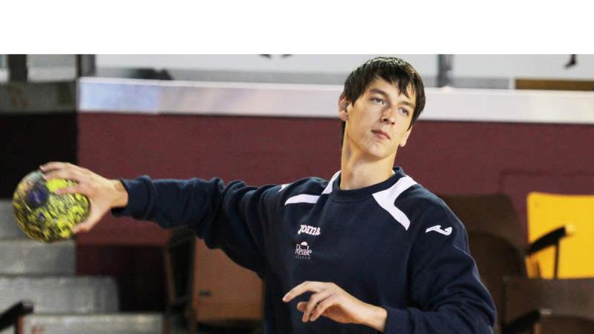 El jugador ruso del Reale Ademar, Alexander Tatarintsev, en un entrenamiento.