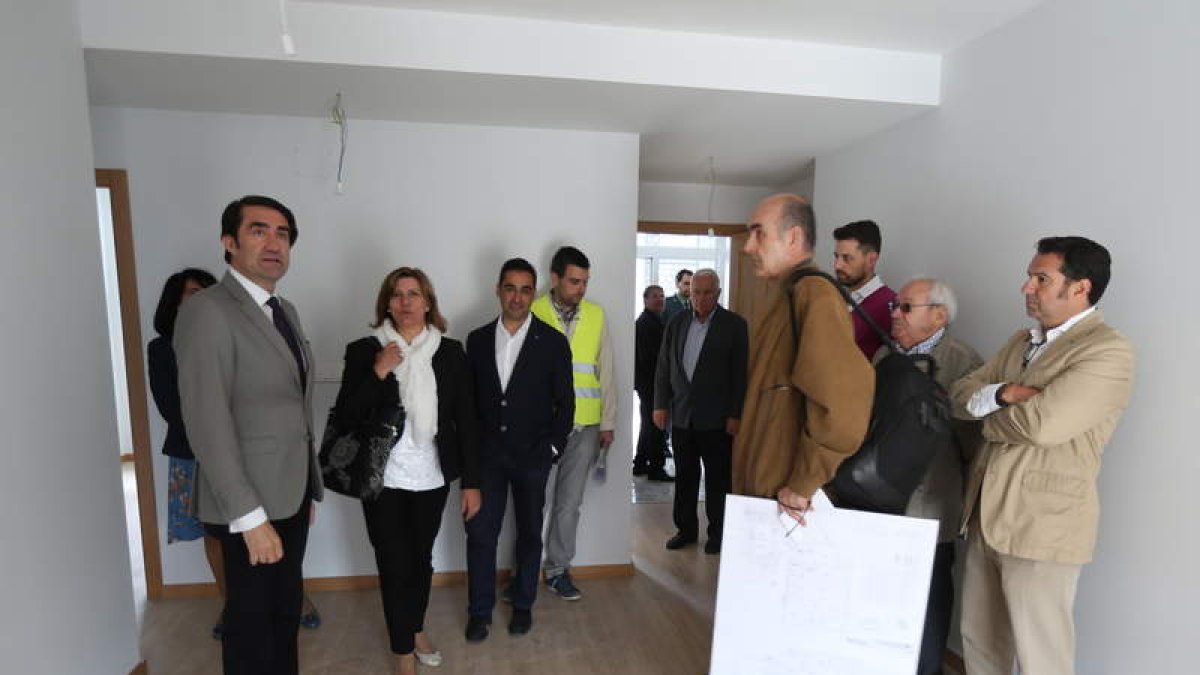 Quiñones, con la alcaldesa, entre técnicos, visita una de las viviendas de promoción. L. DE LA MATA