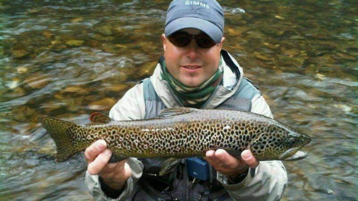 Un aficionado practicando la pesca sin muerte.