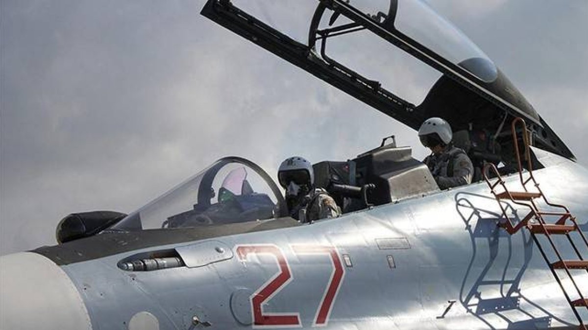 Avión de combate ruso SU-34 en la base aérea de Latakia (Siria).