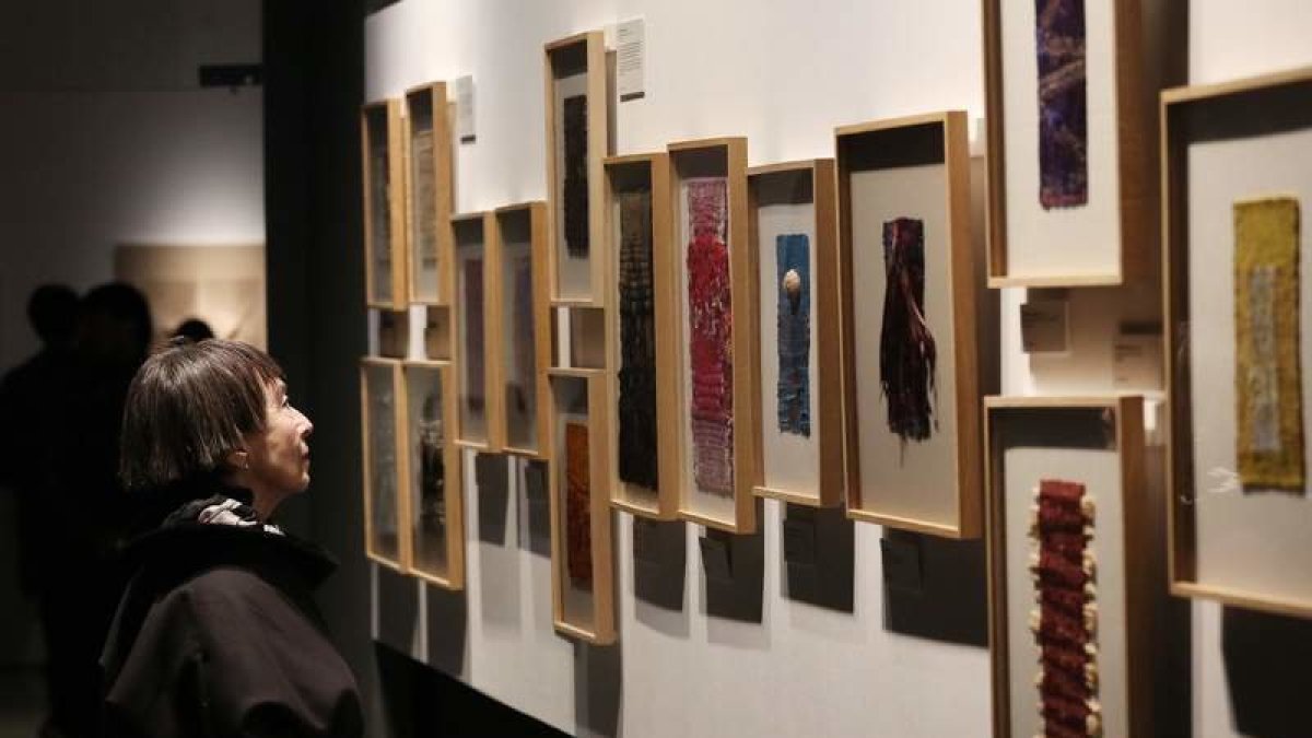 Una mujer visita una exposición en el Museo de Arte Precolombino en Santiago de Chile. ELVIS GONZÁLEZ