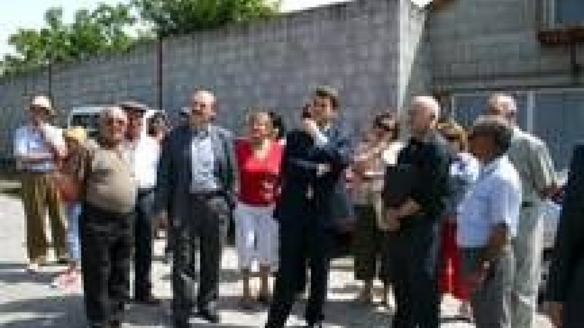 El alcalde evaluó ayer, acompañado por numerosos vecinos, las necesidades urbanísticas de La Martina