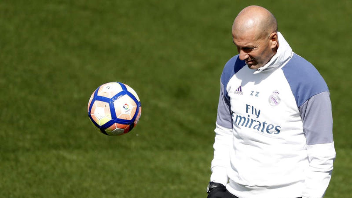 ZIdane no quiere euforias pero confía en las posibilidades de su plantilla en Liga y Champions. LIZÖN