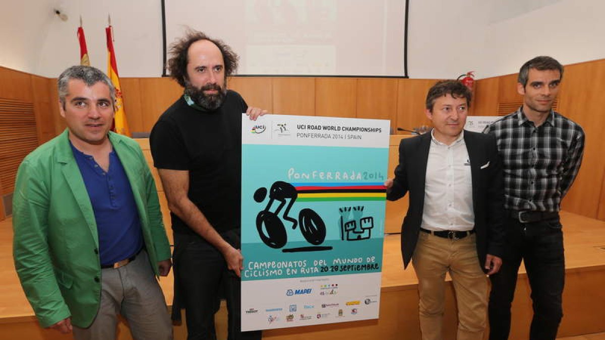 El cartel con su creador y el alcalde Samuel Folgueral.