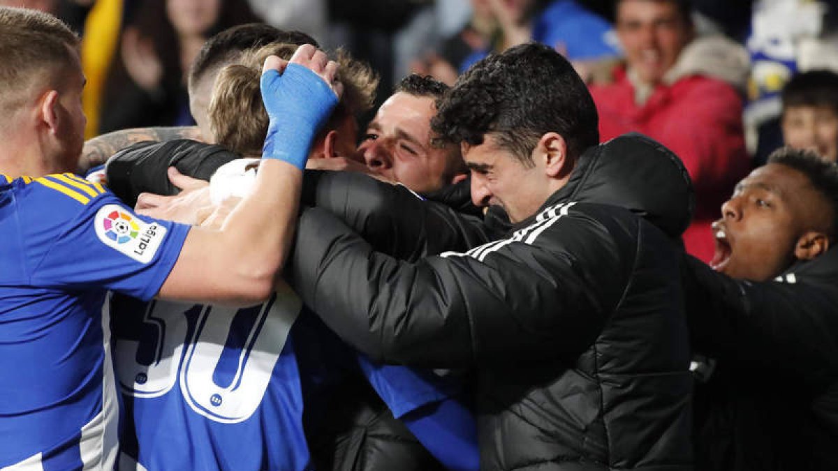 Celebración del gol de Hugo Vallejo al Deportivo Alavés en un saque de esquina. L. DE LA MATA