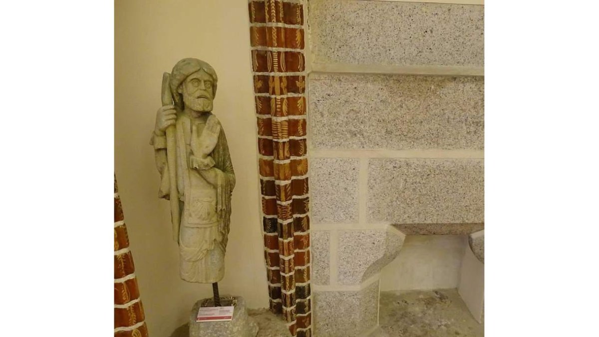 La escultura fue realizada y donada al Museo por Nazario Ballesteros Miguélez. DL