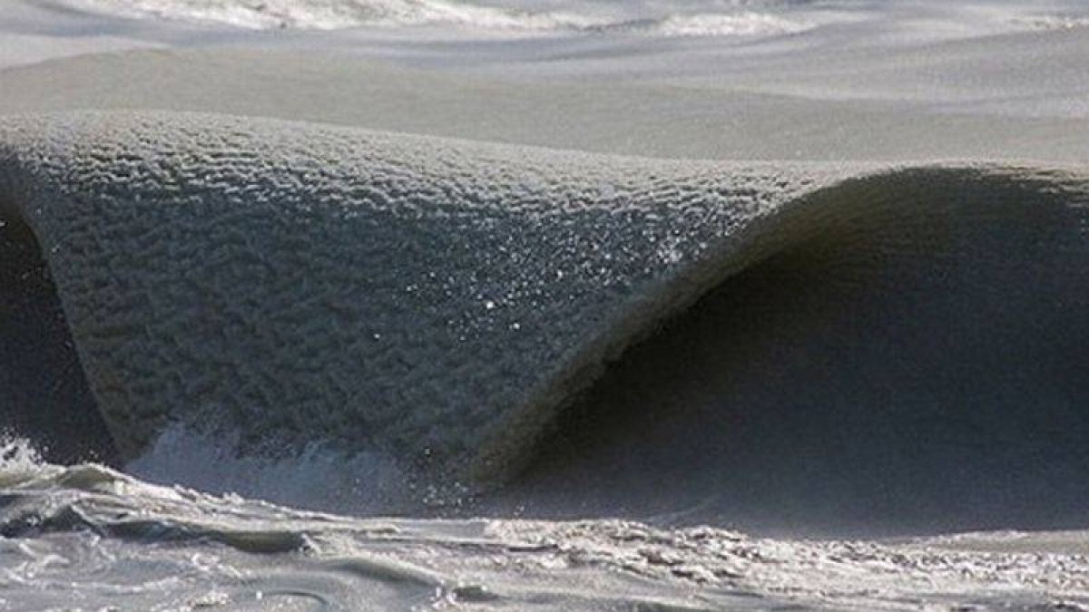 Ola helada en la playa de Nantucket, Massachussetss.