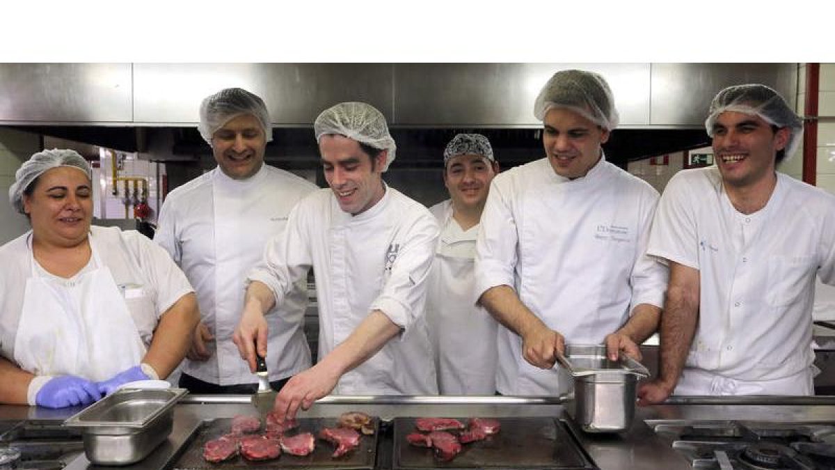 Segarra, Víctor Martín y el equipo del hospital en los fogones. R. C.
