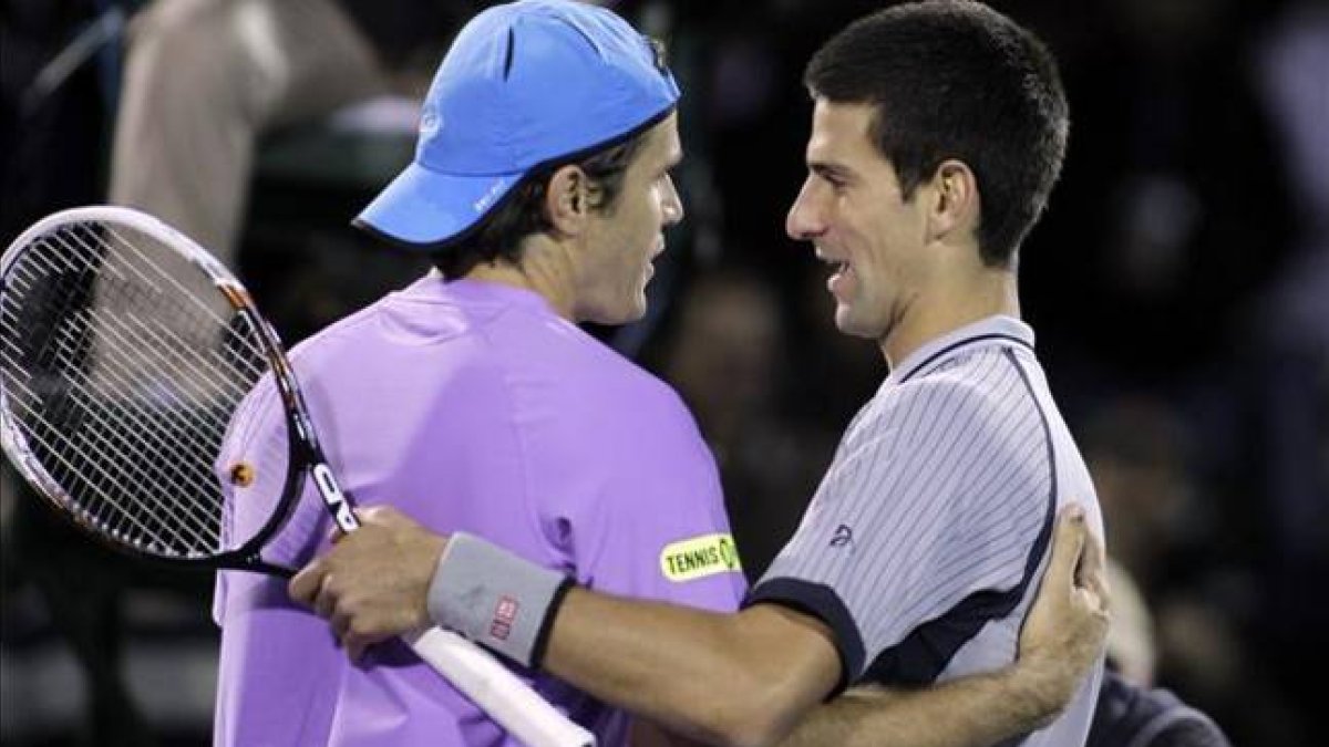 Djokovic saluda a Haas tras su derrota en Miami.