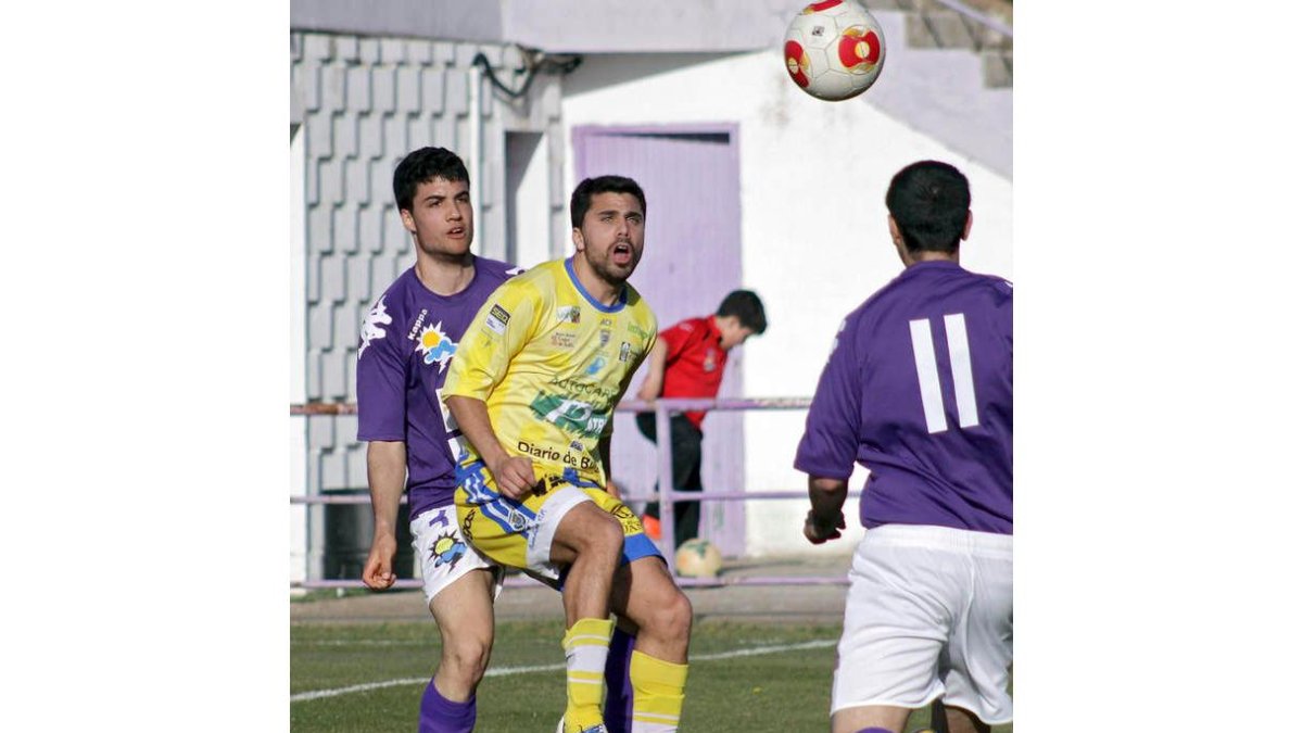 El equipo bañezano arañó un punto ante uno de los gallitos.