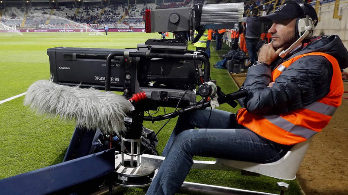 La televisión que ofrezca los partidos es una de las preocupaciones de RFEF y aficionados. MARCIANO